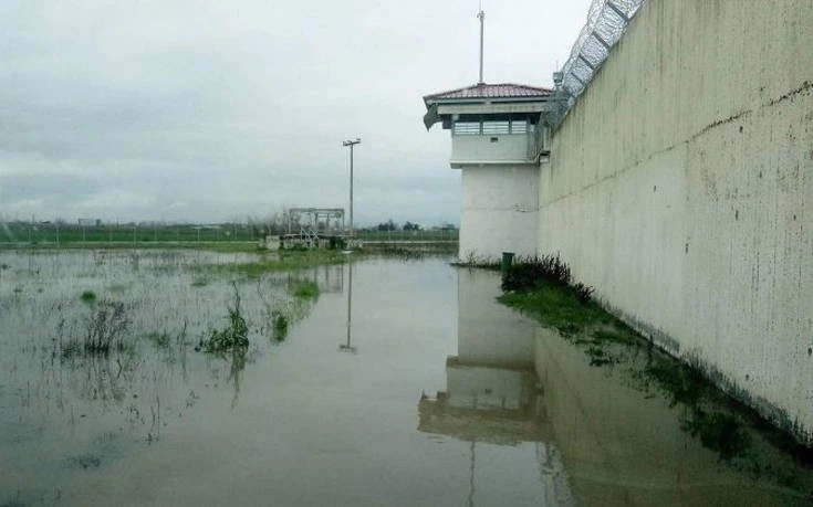 Aπέραντη λίμνη… οι φυλακές Τρικάλων από τη νεροποντή (βίντεο)